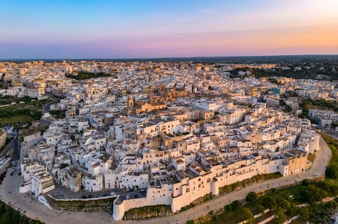 Ostuni in auto: come arrivare da Bari, dove parcheggiare, cosa vedere